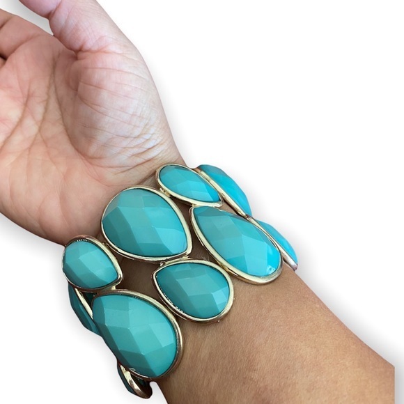 Jewelry - Chunky mint green bracelet (costume jewelry)